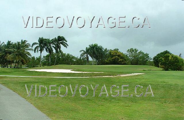 Republique Dominicaine Punta Cana Barcelo Bavaro Palace Deluxe Un verde ligeramente elevada protegido por bunkers blancos.