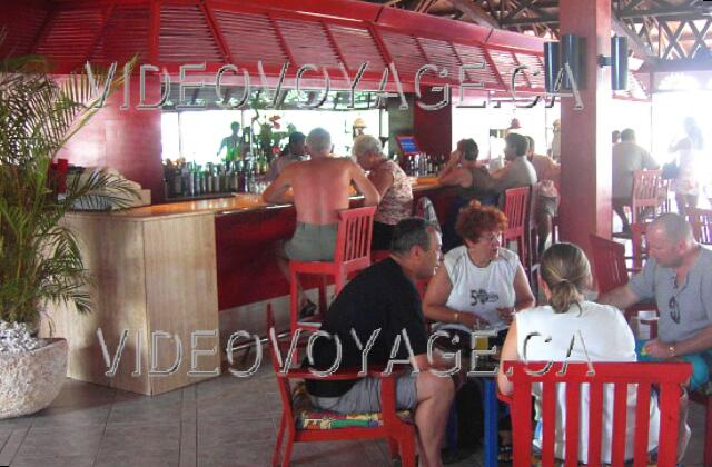 Republique Dominicaine Punta Cana Barcelo Bavaro Palace Deluxe A long counter. Comfortable chairs and many tables.