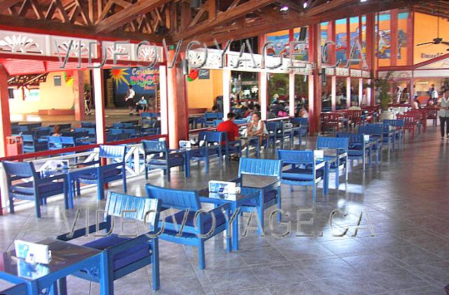 Republique Dominicaine Punta Cana Barcelo Bavaro Palace Deluxe Many tables that allow the bar to see the show in the next room. At bottom right, the reception.