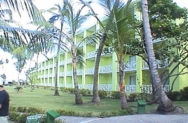 Republique Dominicaine Punta Cana Barcelo Bavaro Palace Deluxe The fifth building which houses the rooms is different. Built before the Barcelo Beach Hotel. A long building with a central corridor which is located at the boundary between the Barcelo Caribe and Beach. This building is perpendicular to the beach, so few rooms have a view of the sea.