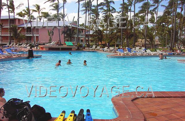 Republique Dominicaine Punta Cana Barcelo Bavaro Palace Deluxe La piscine du Barcelo Beach. Une piscine de moyenne  dimension.  Dans le bas de la photographie, les équipements de plongé, d'un cours dans la piscine.