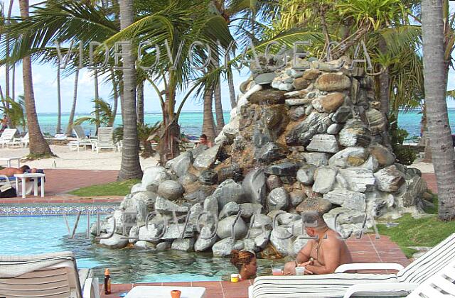 Republique Dominicaine Punta Cana Barcelo Bavaro Palace Deluxe Au fond d'un des ambranchement de la piscine, une décoration. A l'arrière de la photographie, la plage qui début près de la piscine.