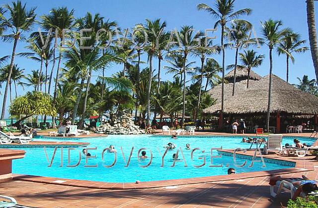 Republique Dominicaine Punta Cana Barcelo Bavaro Palace Deluxe La piscine sous un autre angle. Le restaurant Steak house au fond.