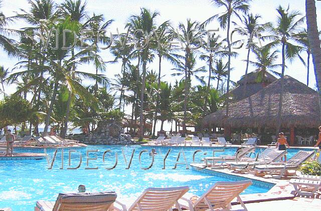 Republique Dominicaine Punta Cana Barcelo Bavaro Palace Deluxe Il n'y a pas de parasols autour de la piscine.