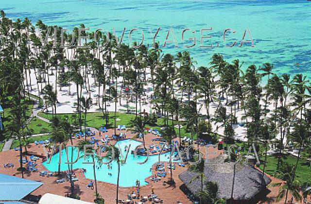 Republique Dominicaine Punta Cana Barcelo Bavaro Palace Deluxe An aerial view of the swimming pool with pool bar on the right and the beach.