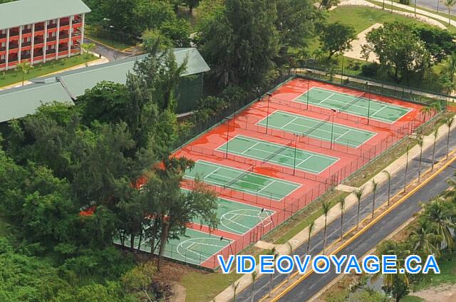 Republique Dominicaine Punta Cana Barcelo Bavaro Palace Deluxe 4 terrains de tennis et 2 terrains de basketball.
