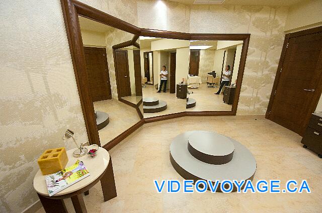 Republique Dominicaine Punta Cana Barcelo Bavaro Palace Deluxe SPA, a room for preparing the groom, the groom a tray with several mirrors to adjust the dress.