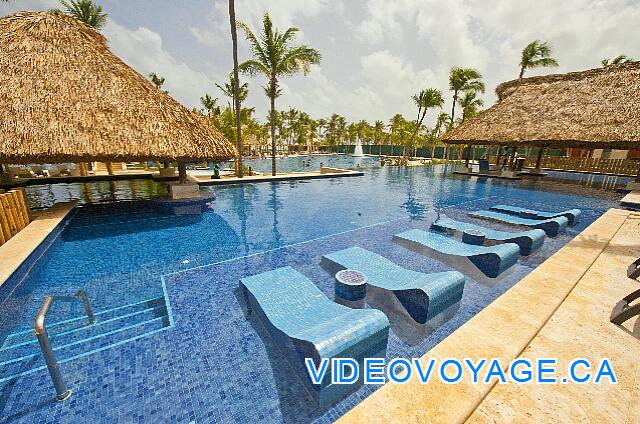 Republique Dominicaine Punta Cana Barcelo Bavaro Palace Deluxe Avec plusieurs sièges dans la piscine.