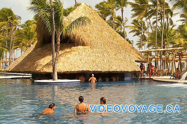 Republique Dominicaine Punta Cana Barcelo Bavaro Palace Deluxe Le bar de la piscine principale.
