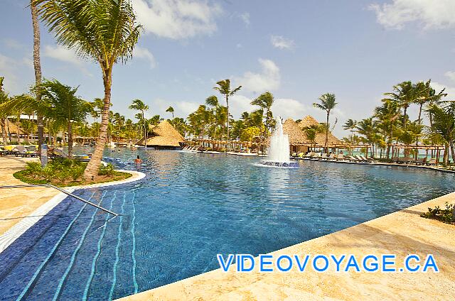 Republique Dominicaine Punta Cana Barcelo Bavaro Palace Deluxe Des marches pour descendre dans la piscine.