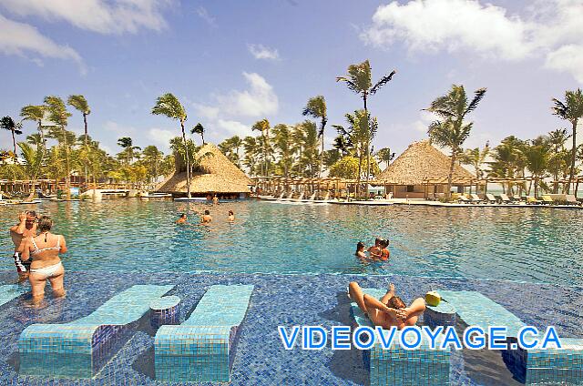 Republique Dominicaine Punta Cana Barcelo Bavaro Palace Deluxe Des chaises longues dans la piscine.