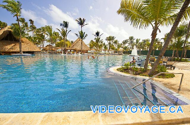 Republique Dominicaine Punta Cana Barcelo Bavaro Palace Deluxe Un autre escalier avec une rampe pour descendre dans la piscine.