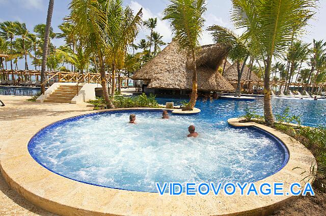 Republique Dominicaine Punta Cana Barcelo Bavaro Palace Deluxe A large built-in Jacuzzi in the pool near the pool bar.