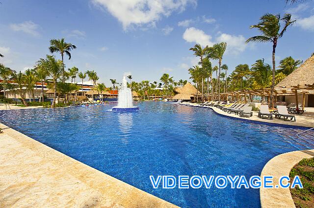 Republique Dominicaine Punta Cana Barcelo Bavaro Palace Deluxe Une grande piscine avec une fontaine au centre.