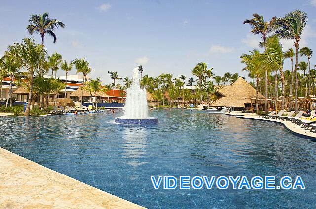 Republique Dominicaine Punta Cana Barcelo Bavaro Palace Deluxe La fontaine au centre de la piscine.