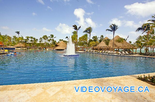 Republique Dominicaine Punta Cana Barcelo Bavaro Palace Deluxe Une très grande terrasse autour de la piscine, avec de nombreuses chaises longues.