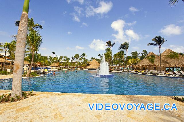 Republique Dominicaine Punta Cana Barcelo Bavaro Palace Deluxe Avec quelques palmiers autour de la piscine.