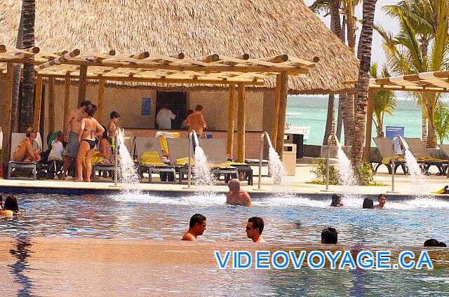 Republique Dominicaine Punta Cana Barcelo Bavaro Palace Deluxe Entre la playa y la piscina principal, el servicio de toallas de playa.