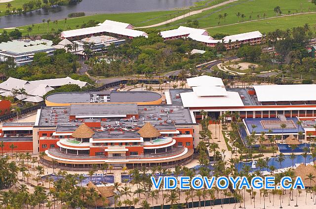 Republique Dominicaine Punta Cana Barcelo Bavaro Palace Deluxe La piscina está situada entre el vestíbulo y la playa, el enorme spa a la derecha.