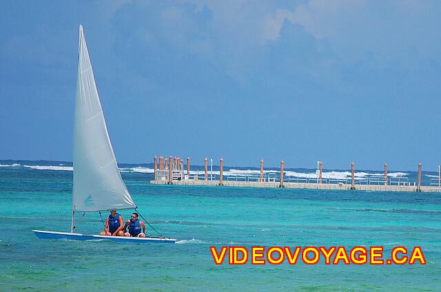 Republique Dominicaine Punta Cana Barcelo Bavaro Caribe Un barco de vela que camina dentro del arrecife.