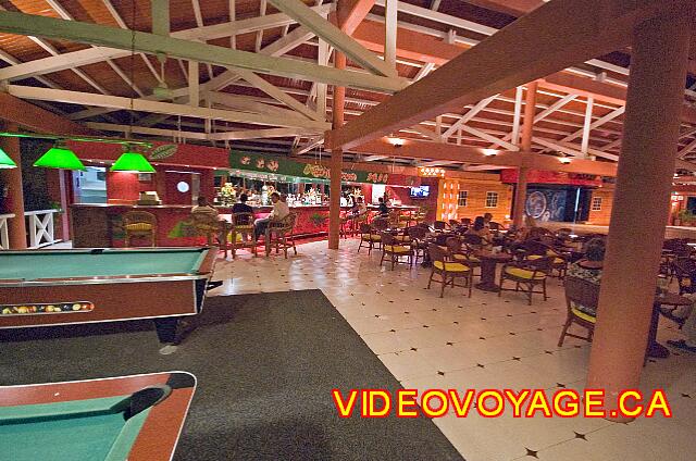 Republique Dominicaine Punta Cana Barcelo Bavaro Caribe Le Lobby bar avec des tables de billard et à droite la salle de spectacle.