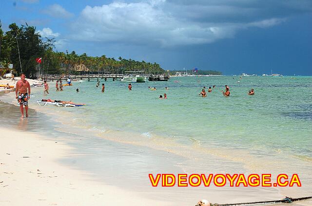 Republique Dominicaine Punta Cana Barcelo Bavaro Caribe Certains clients déposent les chaises longues dans la mer.  La pente faible pour entre dans la mer, les baigneurs à droite à plus de 40 mètres.