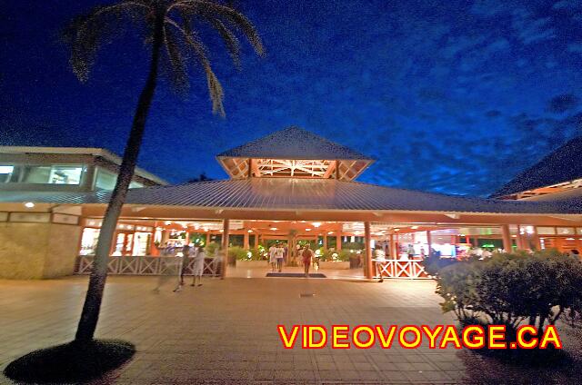 Republique Dominicaine Punta Cana Barcelo Bavaro Caribe Le Lobby lors du couché du soleil.