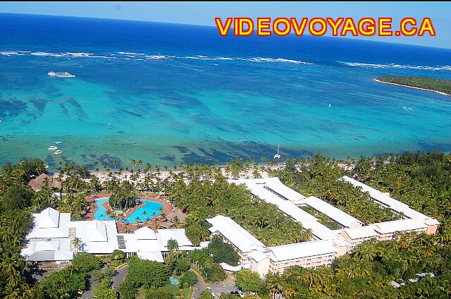 Republique Dominicaine Punta Cana Barcelo Bavaro Caribe En haut la barrière de corail.  Une piscine près de la plage.  Le Lobby à gauche, les batiments des chambres à droite.