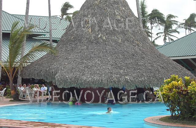 Republique Dominicaine Punta Cana Bavaro Beach & Convention Center Le bar Caney directement dans la piscine.