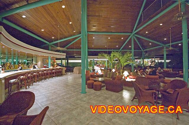 Republique Dominicaine Punta Cana Bavaro Beach & Convention Center Les sofas confortables du Lobby bar.