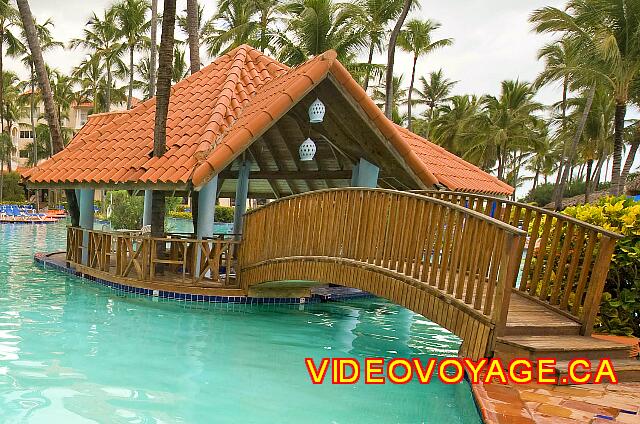 Republique Dominicaine Punta Cana Punta Cana El puente para llegar a la terraza del bar de la piscina.