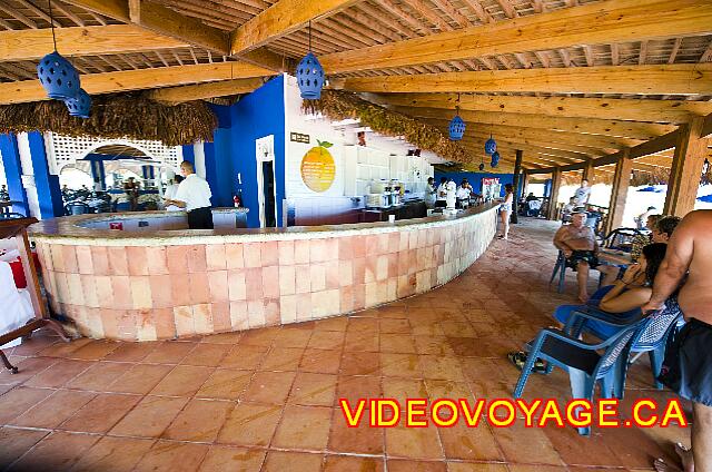 Republique Dominicaine Punta Cana Punta Cana El bar de la playa se encuentra entre la playa y la piscina principal.