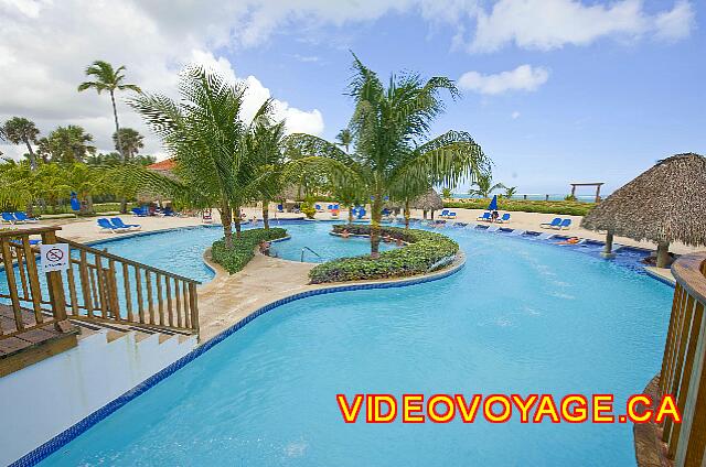 Republique Dominicaine Punta Cana Punta Cana La section de la piscine de l'autre coté du gazebo avec le jacuzzi au centre.