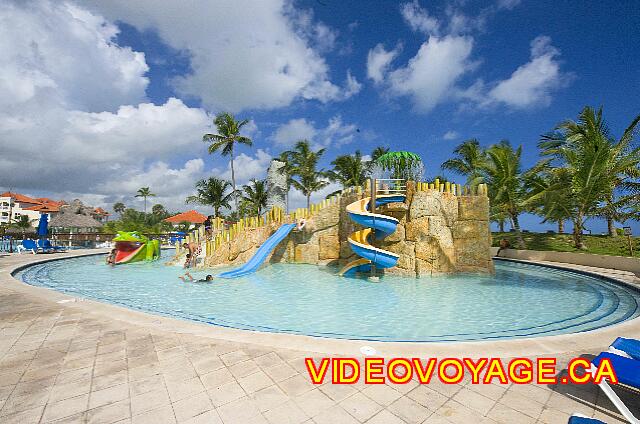 Republique Dominicaine Punta Cana Punta Cana Avec quelques chaises longues et parasols autour de la piscine.