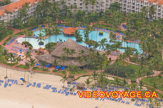 Republique Dominicaine Punta Cana Punta Cana Une piscine près de la plage, de nombreuses chaises longues et peu de parasol sur une grande terrasse, un snack bar, un bar dans la piscine,...