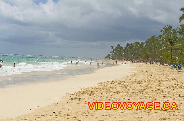 Republique Dominicaine Punta Cana Punta Cana Toujours beaucoup de marcheurs sur plage.