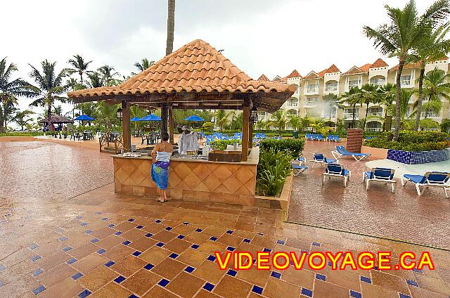 Republique Dominicaine Punta Cana Punta Cana En la terraza de la piscina principal, cerca de la playa, un bar que ofrece comida rápida.