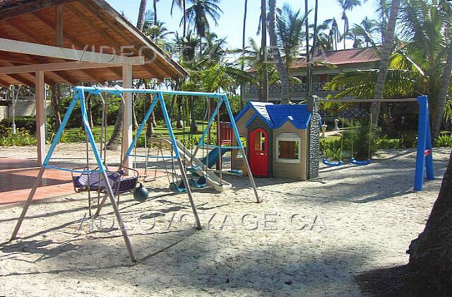 Republique Dominicaine Punta Cana Vista Sol Punta Cana Casi dúplex que las suites habritent, un pequeño parque infantil para los niños.