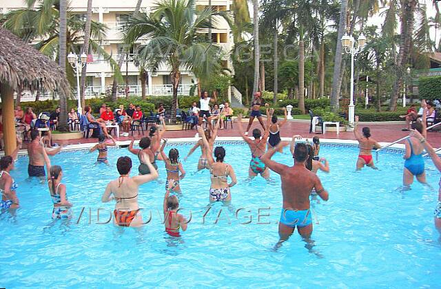 Republique Dominicaine Punta Cana Vista Sol Punta Cana Gimnasia acuática es muy popular en la tarde en la piscina principal. El curso de baile sigue después.