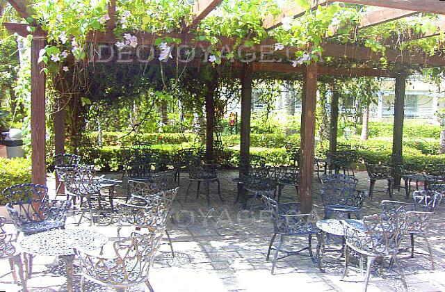 Republique Dominicaine Punta Cana Vista Sol Punta Cana Une partie de la terrasse du Lobby bar El Balandro. Cette portion de la terrasse est très populaire le soir.