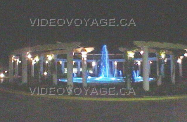 Republique Dominicaine Punta Cana Vista Sol Punta Cana The entrance to the Casino is very beautiful with the fountain that changes colors. The casino is secured by many guardian to ensure your safety.