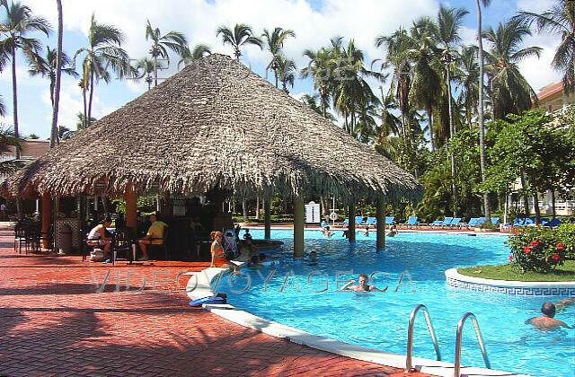 Republique Dominicaine Punta Cana Vista Sol Punta Cana Esta porción de la piscina es más tranquilo. La piscina está cerca del vestíbulo y varios edificios de las habitaciones.