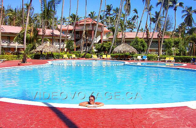 Republique Dominicaine Punta Cana Vista Sol Punta Cana La piscina secundaria también es bastante grande. En el fondo de las piscinas para niños están disponibles. La piscina cuenta con tumbonas, pero no hay sombrillas. Las habitaciones están a medio camino entre la piscina y la playa.