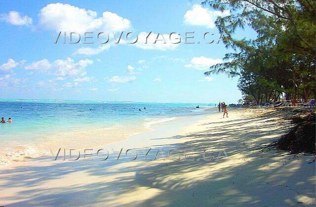 Republique Dominicaine Punta Cana Vista Sol Punta Cana El lado sur de la playa. La pendiente entre la colina y el mar a veces puede ser un poco alta, pero lo suficientemente dulce general.