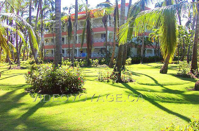 Republique Dominicaine Punta Cana Vista Sol Punta Cana Uno de los edificios habritant habitaciones en medio de una hermosa vegetación.