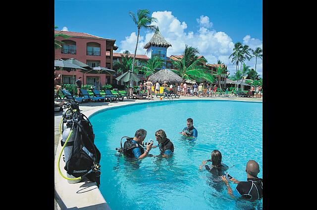 Republique Dominicaine Punta Cana Club Caribe Une initiation à la plongé sous marine dans la piscine.