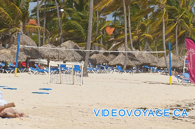 Republique Dominicaine Punta Cana Club Caribe Un filet de volleyball et des filets de mini-soccer sur la plage.