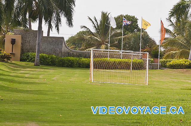 Republique Dominicaine Punta Cana Club Caribe Le terrain de soccer devant le Lobby.