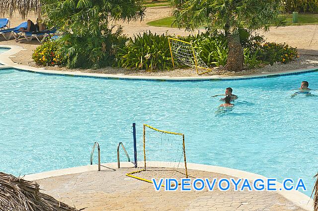 Republique Dominicaine Punta Cana Club Caribe Una red de voleibol y waterpolo redes en la piscina secundaria.