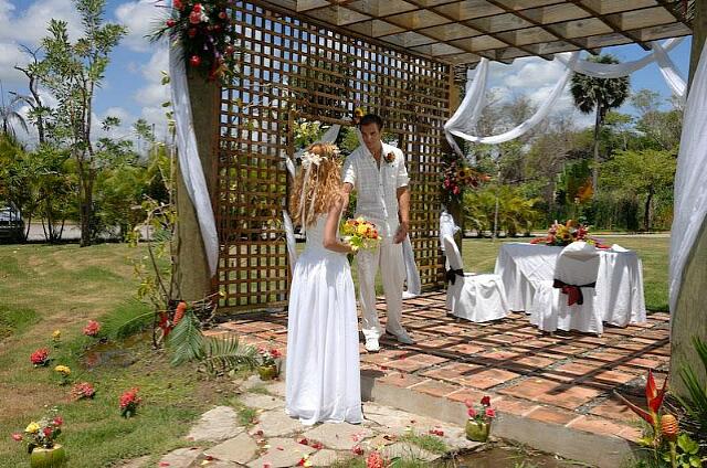 Republique Dominicaine Punta Cana Club Caribe A decoration that changes the appearance of the lot gazebo.